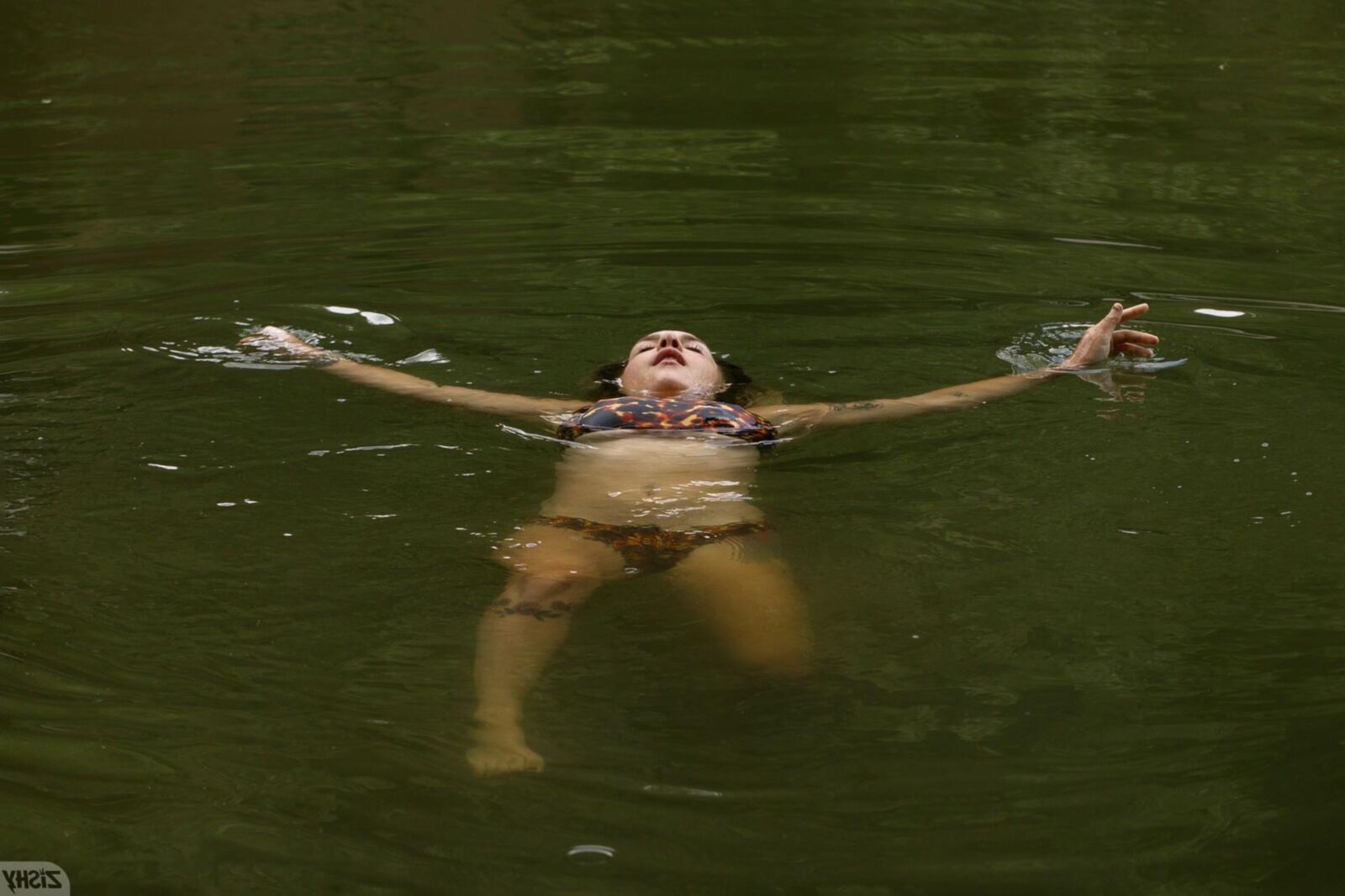Gabbie Carter no lago Goneaway
