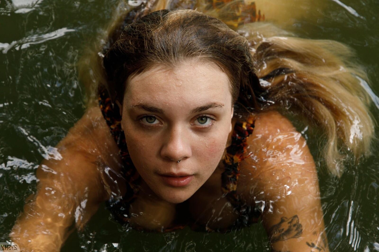 Gabbie Carter no lago Goneaway