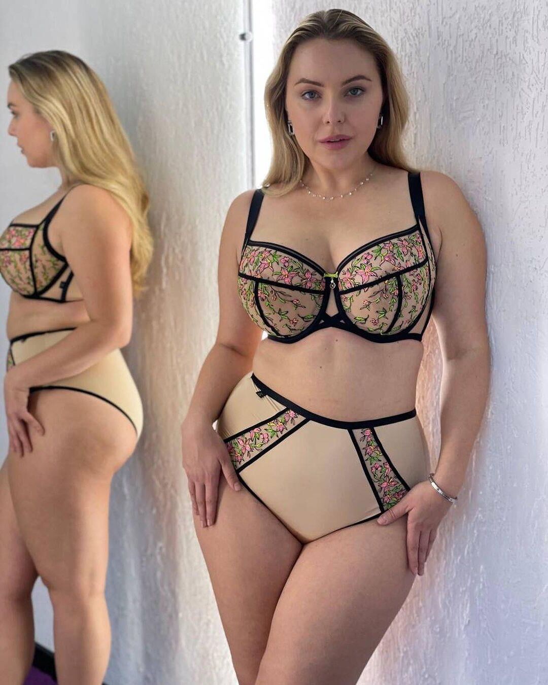 Bikinis boobs Swimsuits 