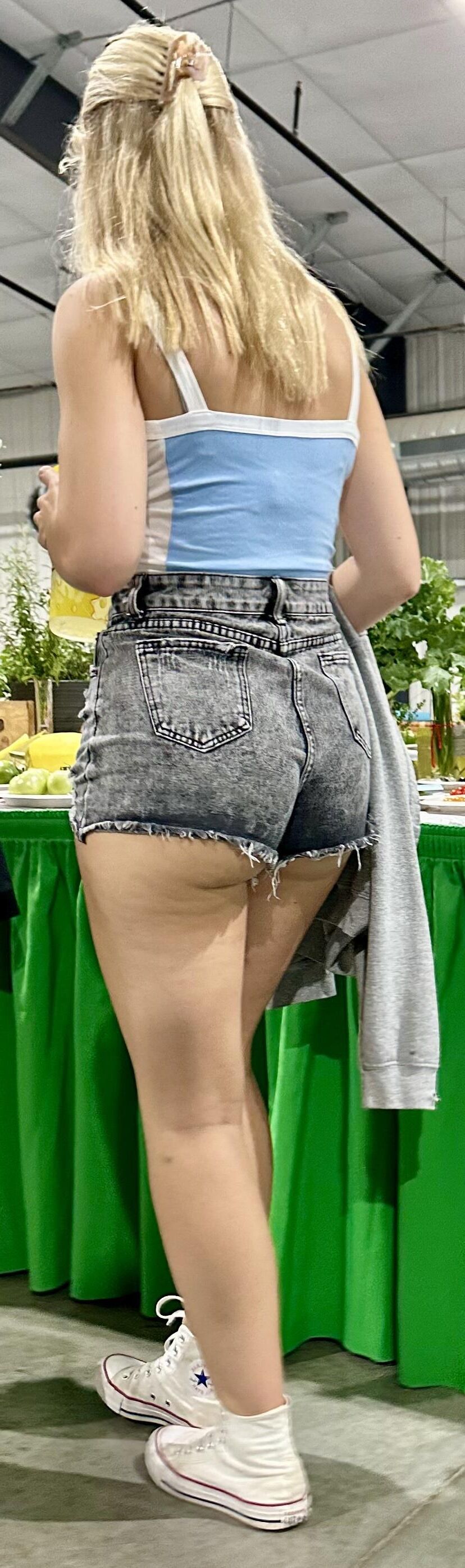 Oh ce cul adolescent à la foire ...