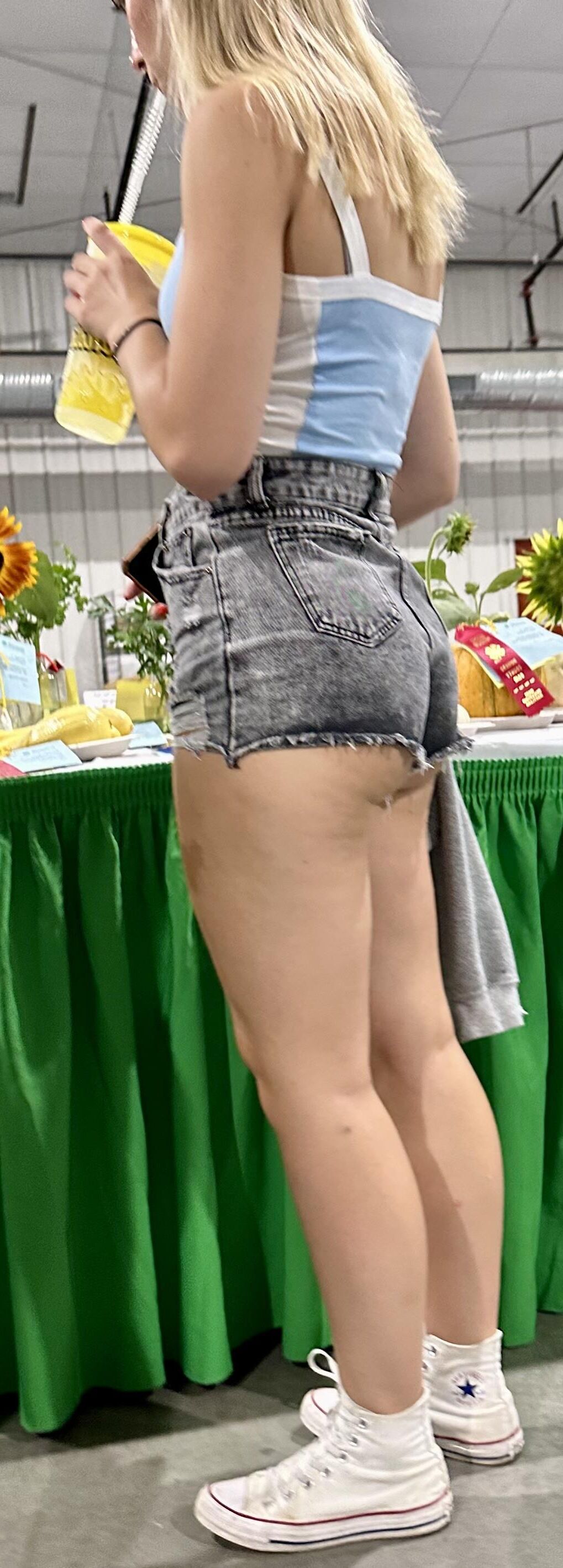 Oh ce cul adolescent à la foire ...
