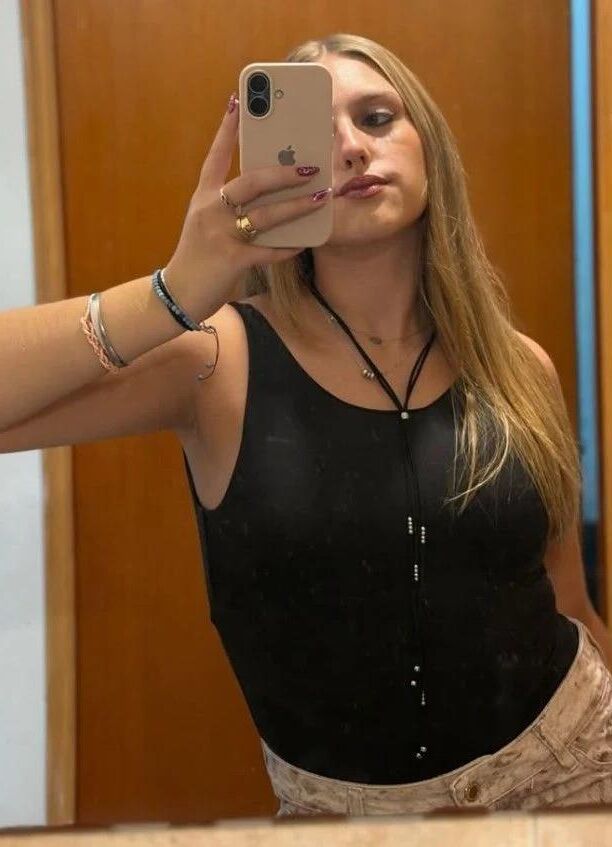 yo teen latina Vicky aime montrer son gros butin