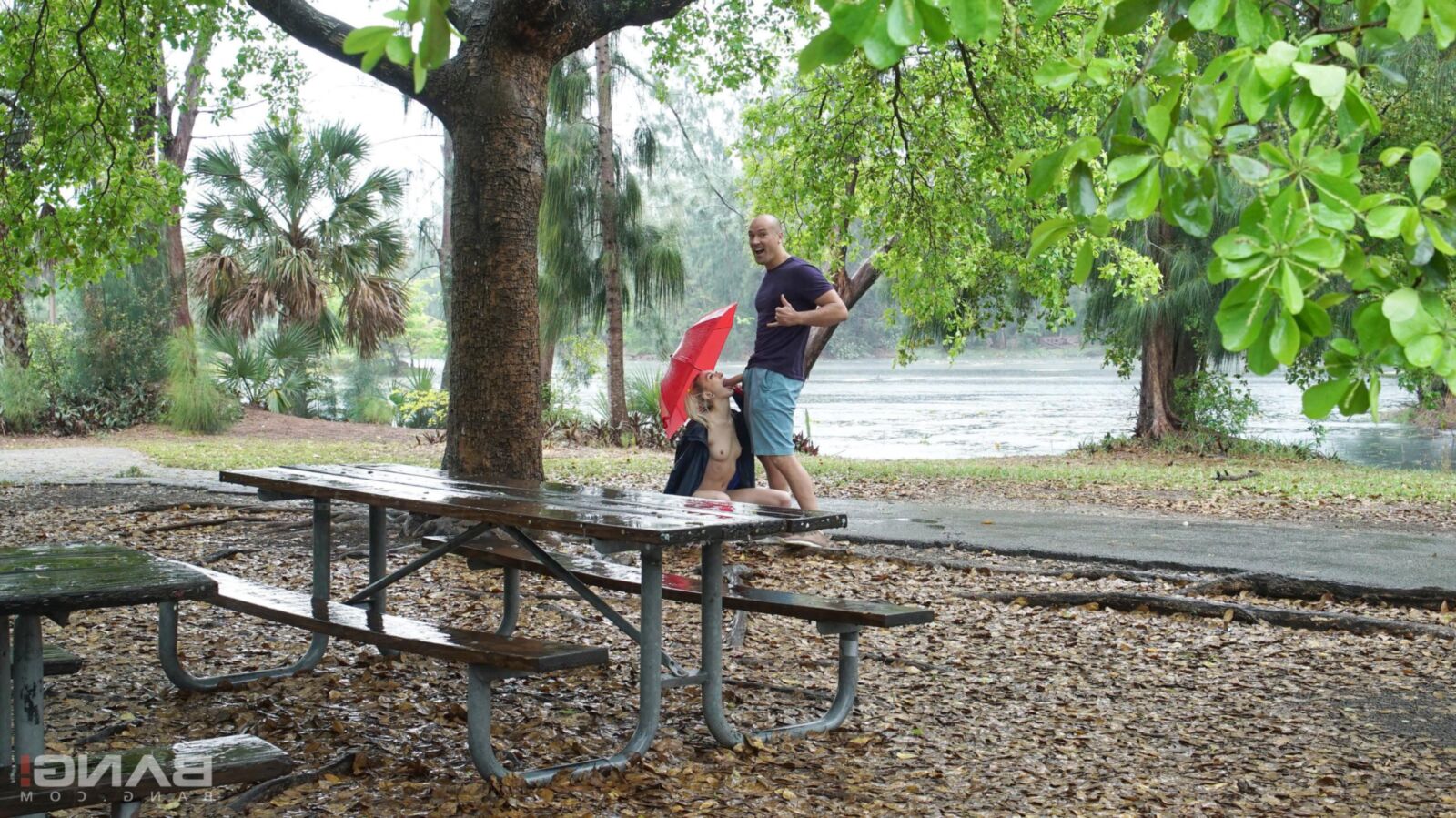 Chloé Temple se déshabille et baise en public un jour de pluie!