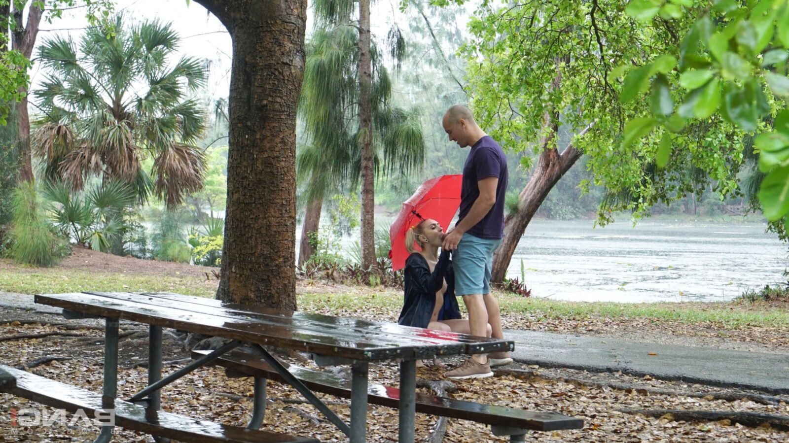 Chloé Temple se déshabille et baise en public un jour de pluie!