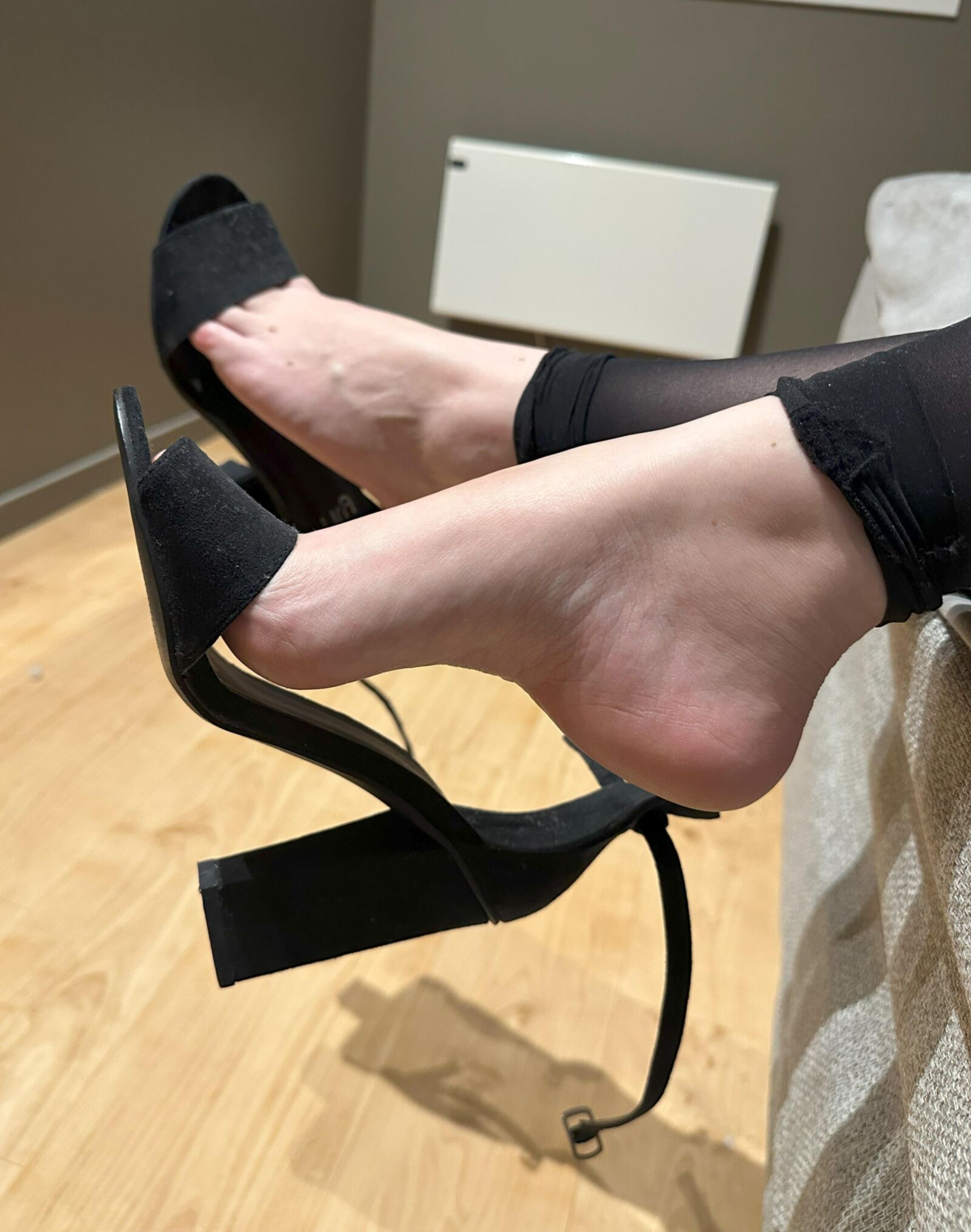 y vieux pieds blonds en talons