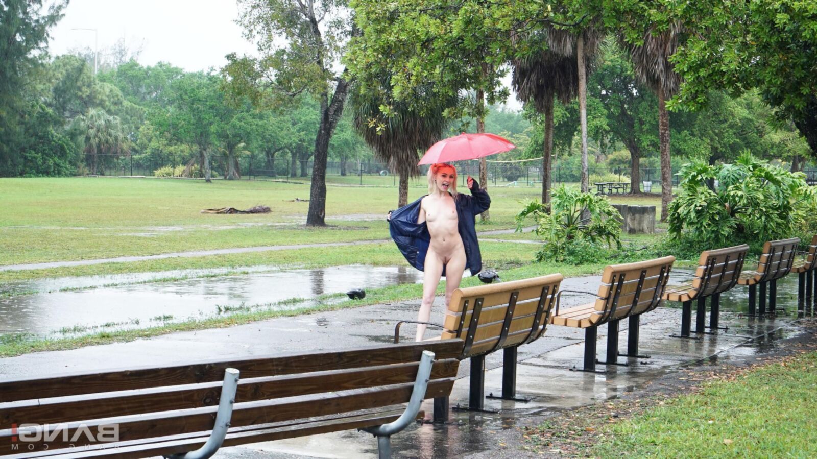 Chloé Temple se déshabille et baise en public un jour de pluie!