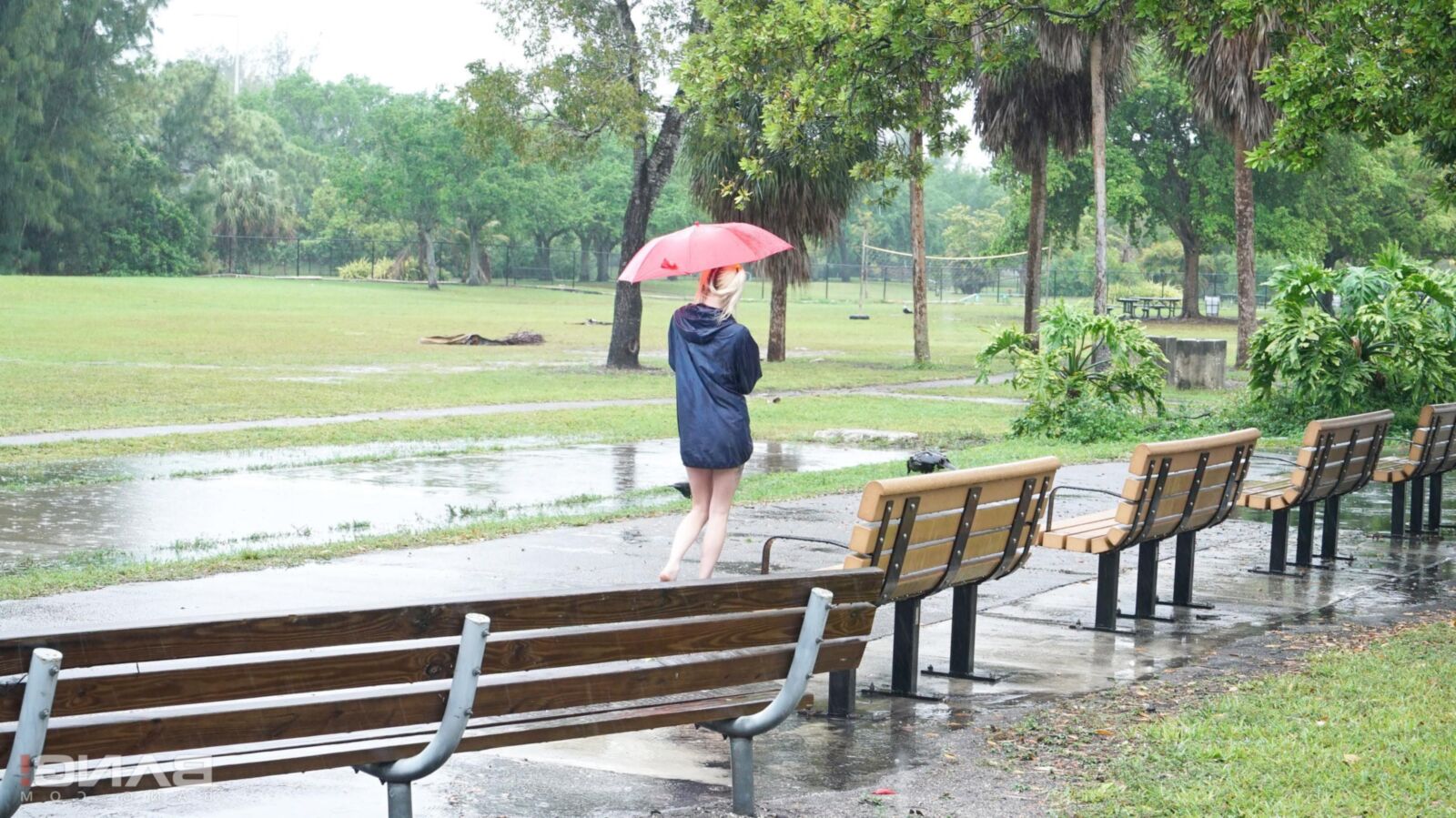 Chloé Temple se déshabille et baise en public un jour de pluie!