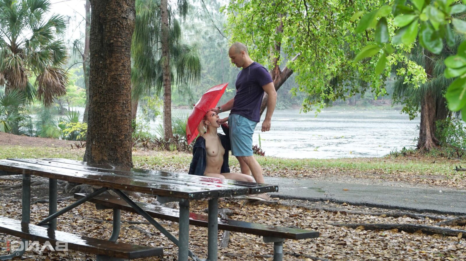 Chloé Temple se déshabille et baise en public un jour de pluie!