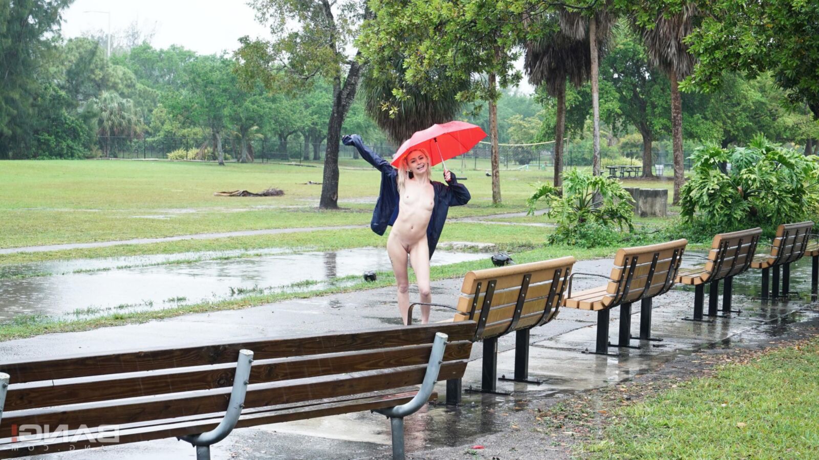 Chloé Temple se déshabille et baise en public un jour de pluie!