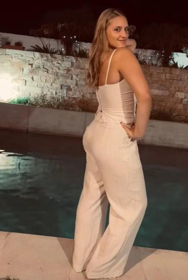 yo teen latina Vicky aime montrer son gros butin