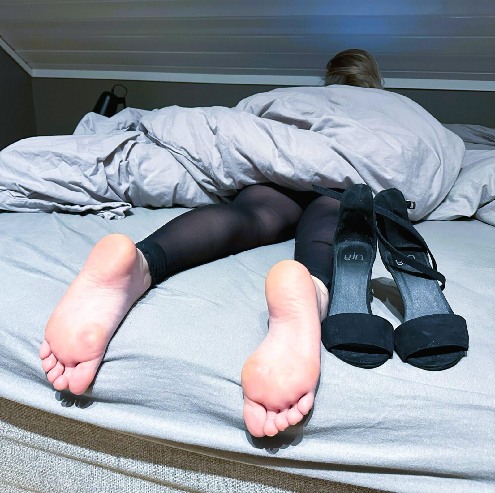y vieux pieds blonds en talons