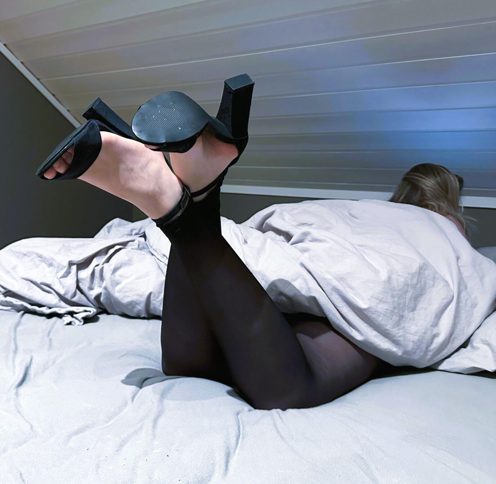 y vieux pieds blonds en talons
