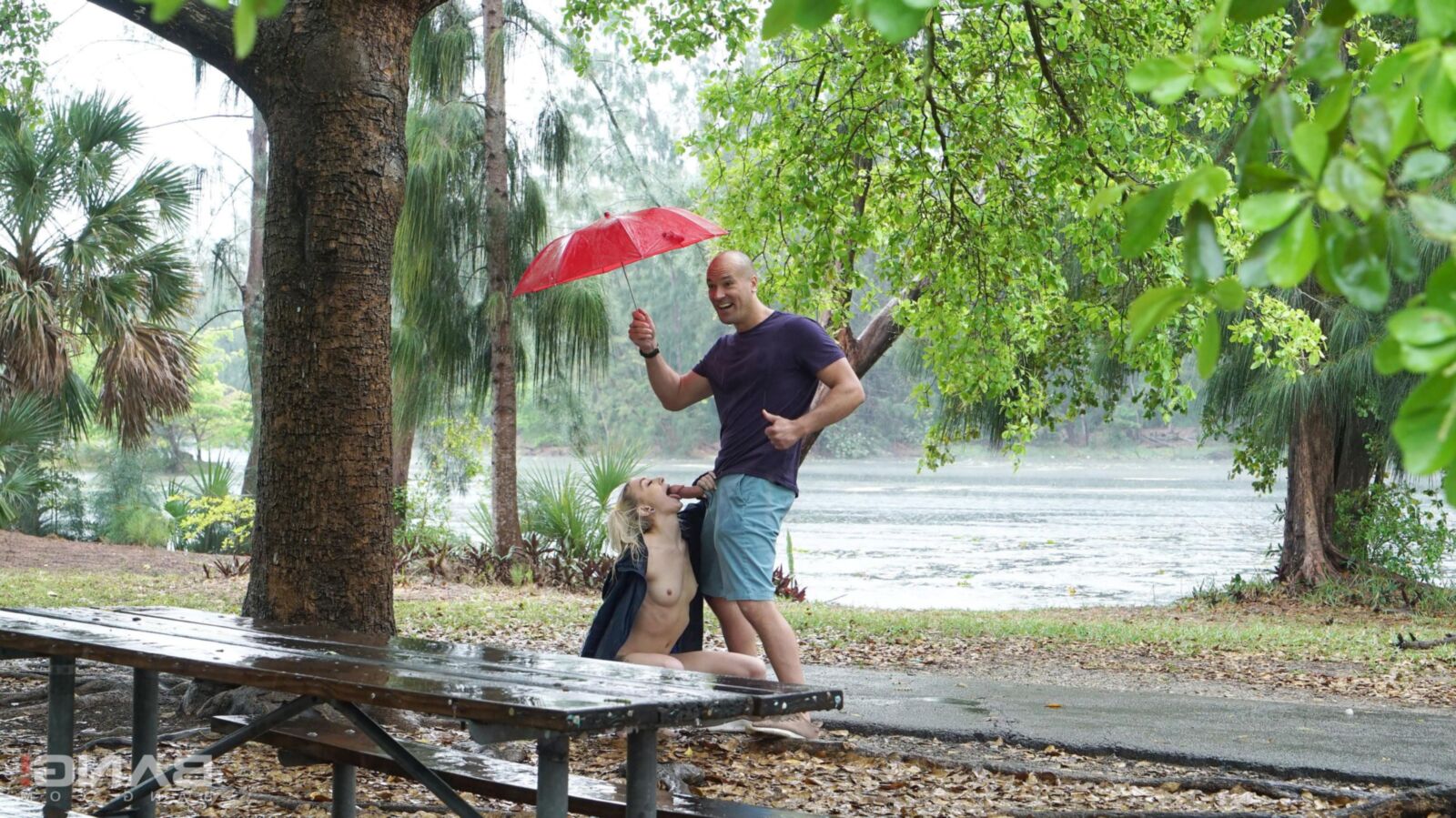 Chloé Temple se déshabille et baise en public un jour de pluie!