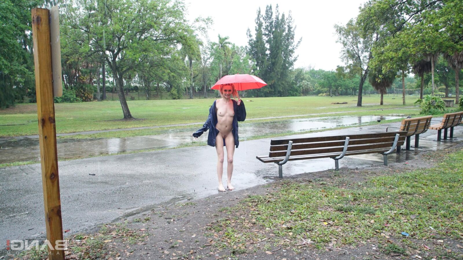 Chloé Temple se déshabille et baise en public un jour de pluie!