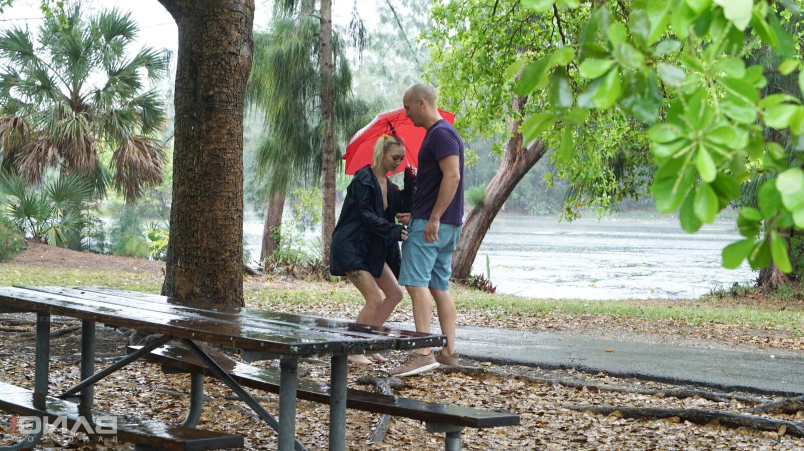 Chloé Temple se déshabille et baise en public un jour de pluie!