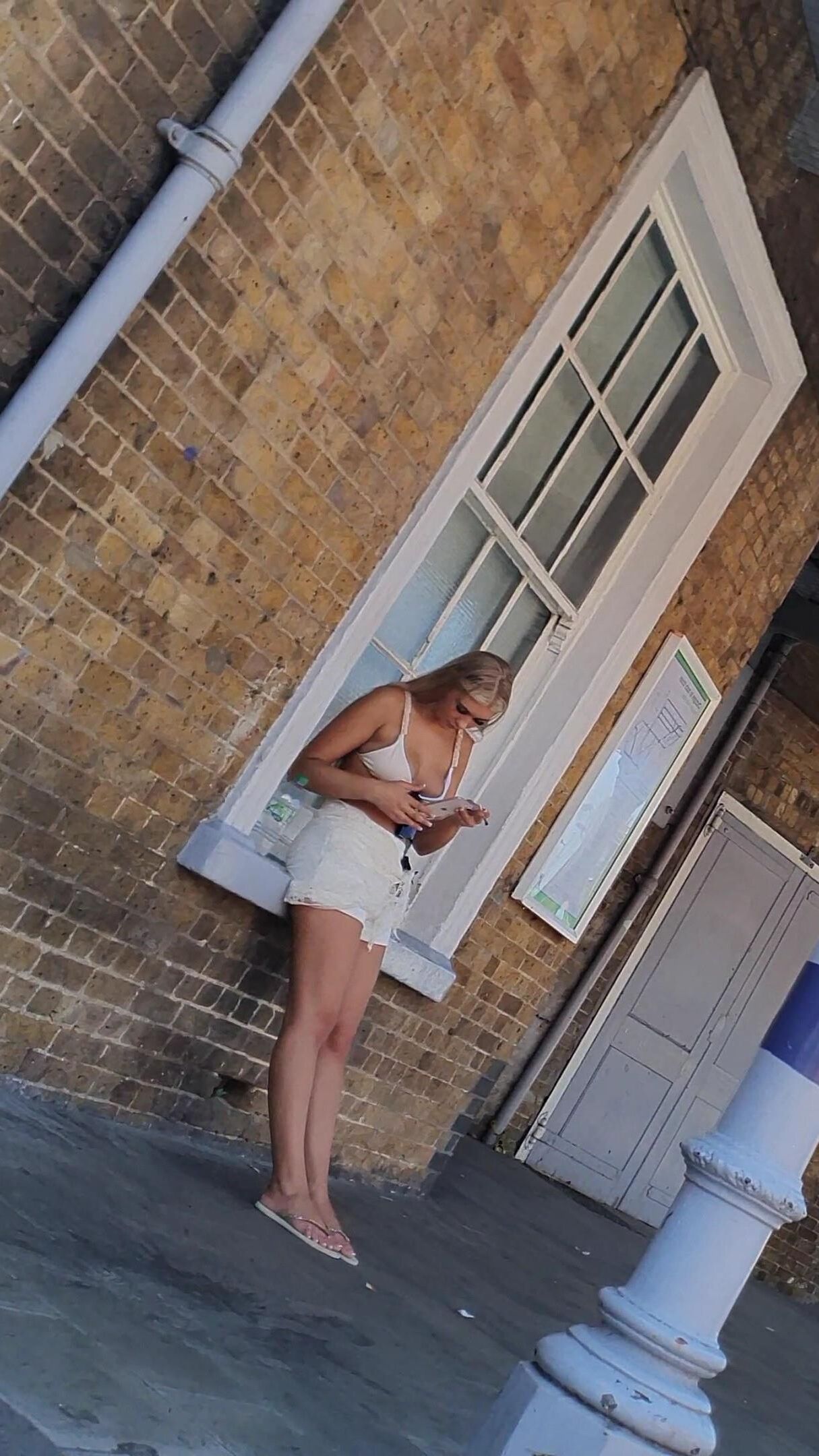 [Candide] les jambes et les pieds adolescents blonds chav