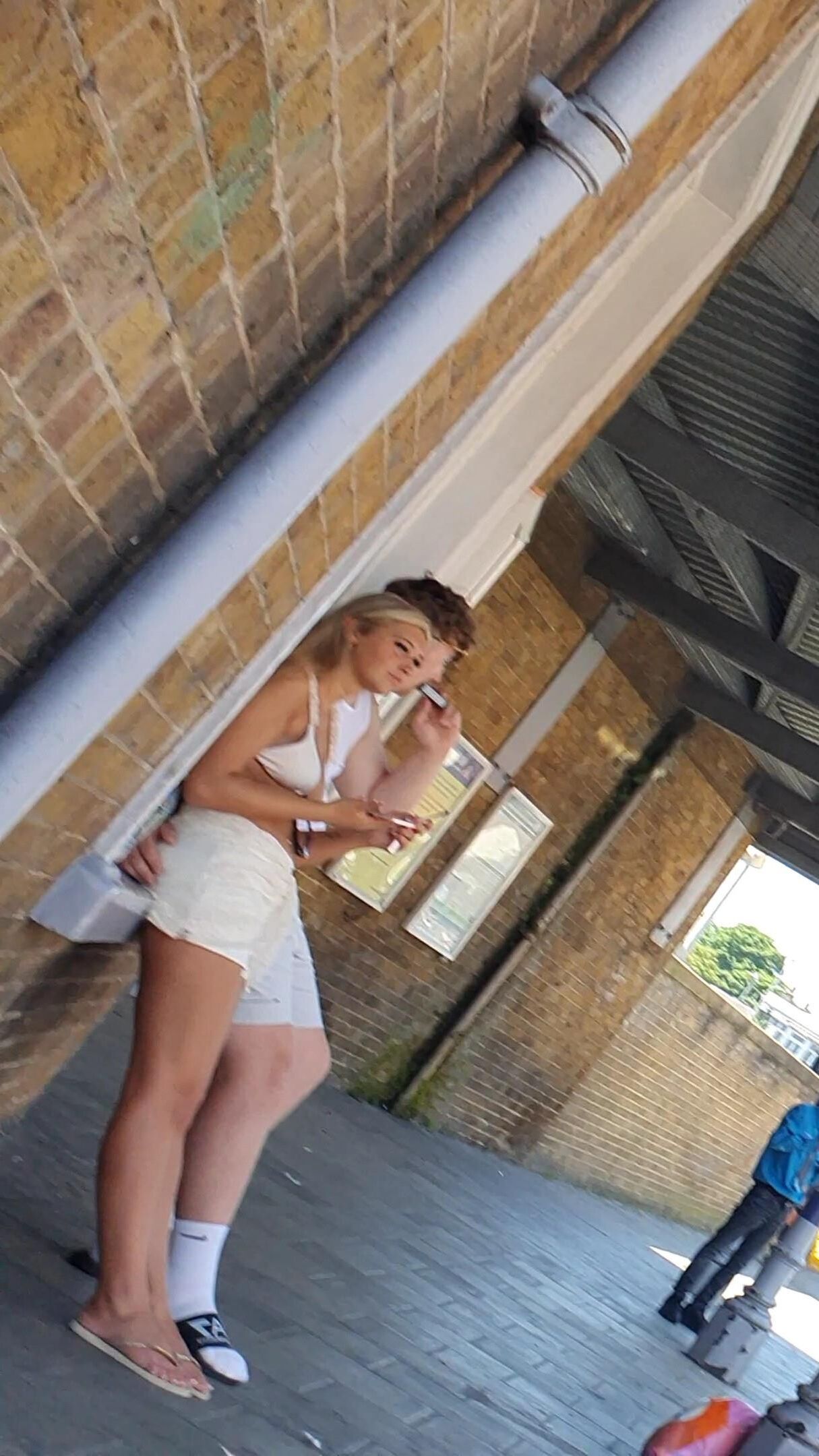 [Candide] les jambes et les pieds adolescents blonds chav