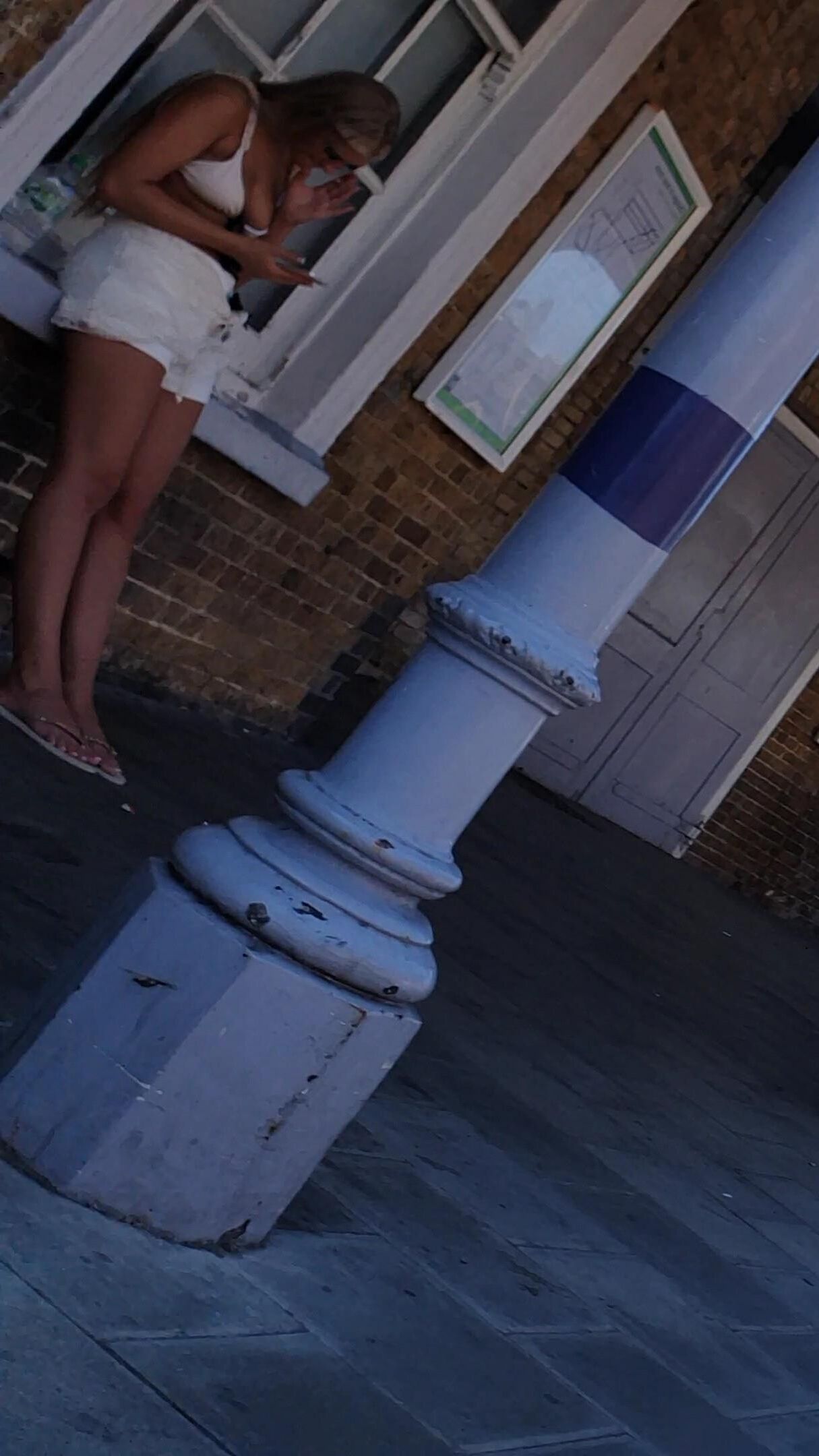 [Candide] les jambes et les pieds adolescents blonds chav