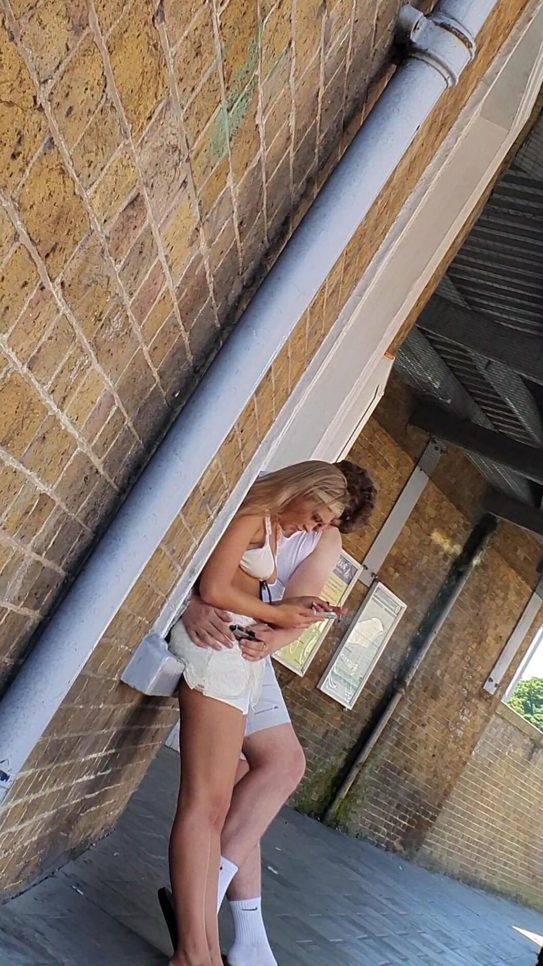[Candide] les jambes et les pieds adolescents blonds chav