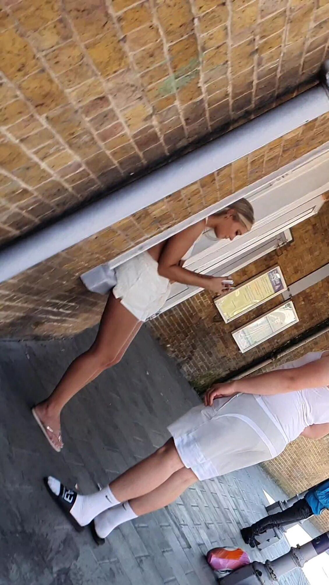 [Candide] les jambes et les pieds adolescents blonds chav