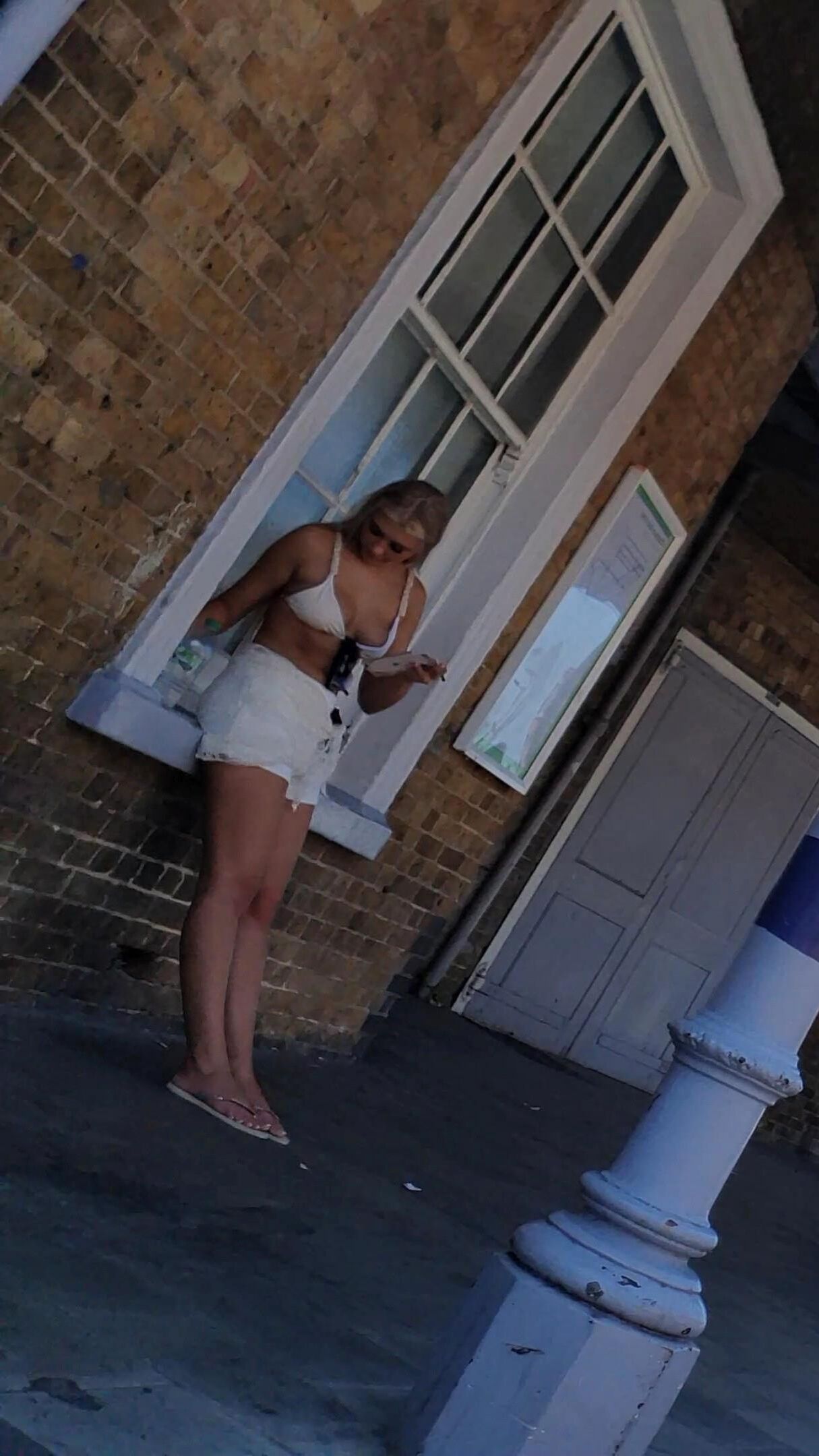 [Candide] les jambes et les pieds adolescents blonds chav
