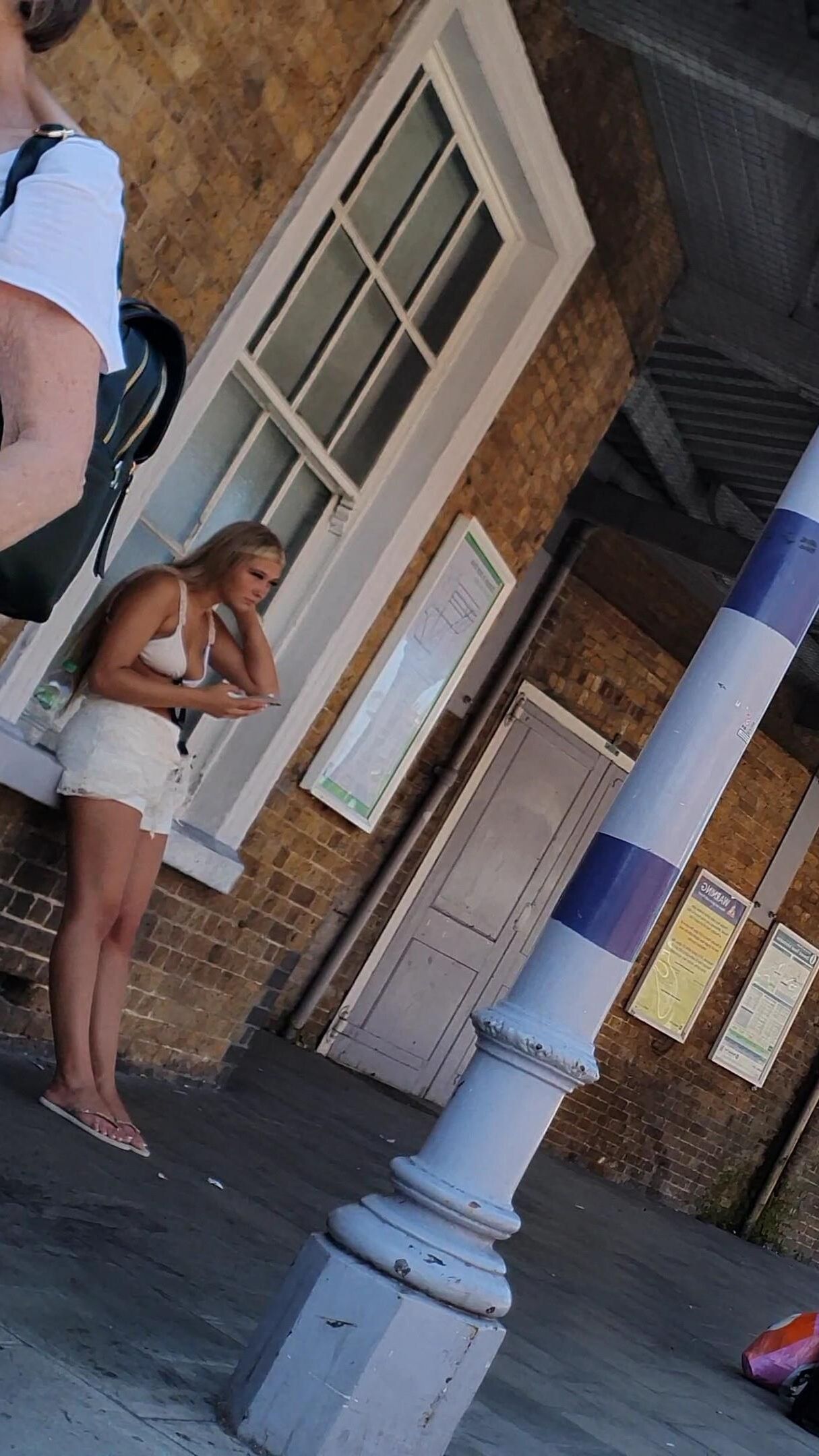 [Candide] les jambes et les pieds adolescents blonds chav