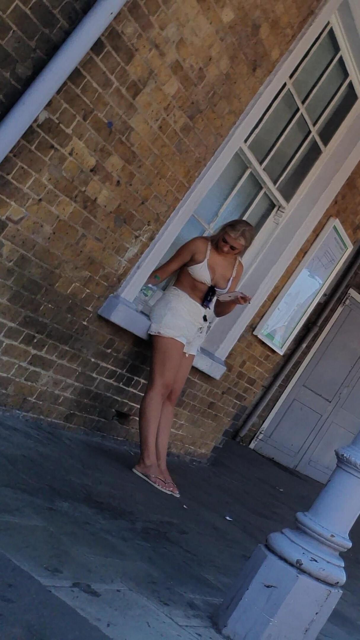 [Candide] les jambes et les pieds adolescents blonds chav