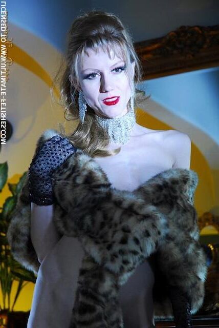 Me arrodillo por: Karin von Kroft, Mistress T, Beretta James,