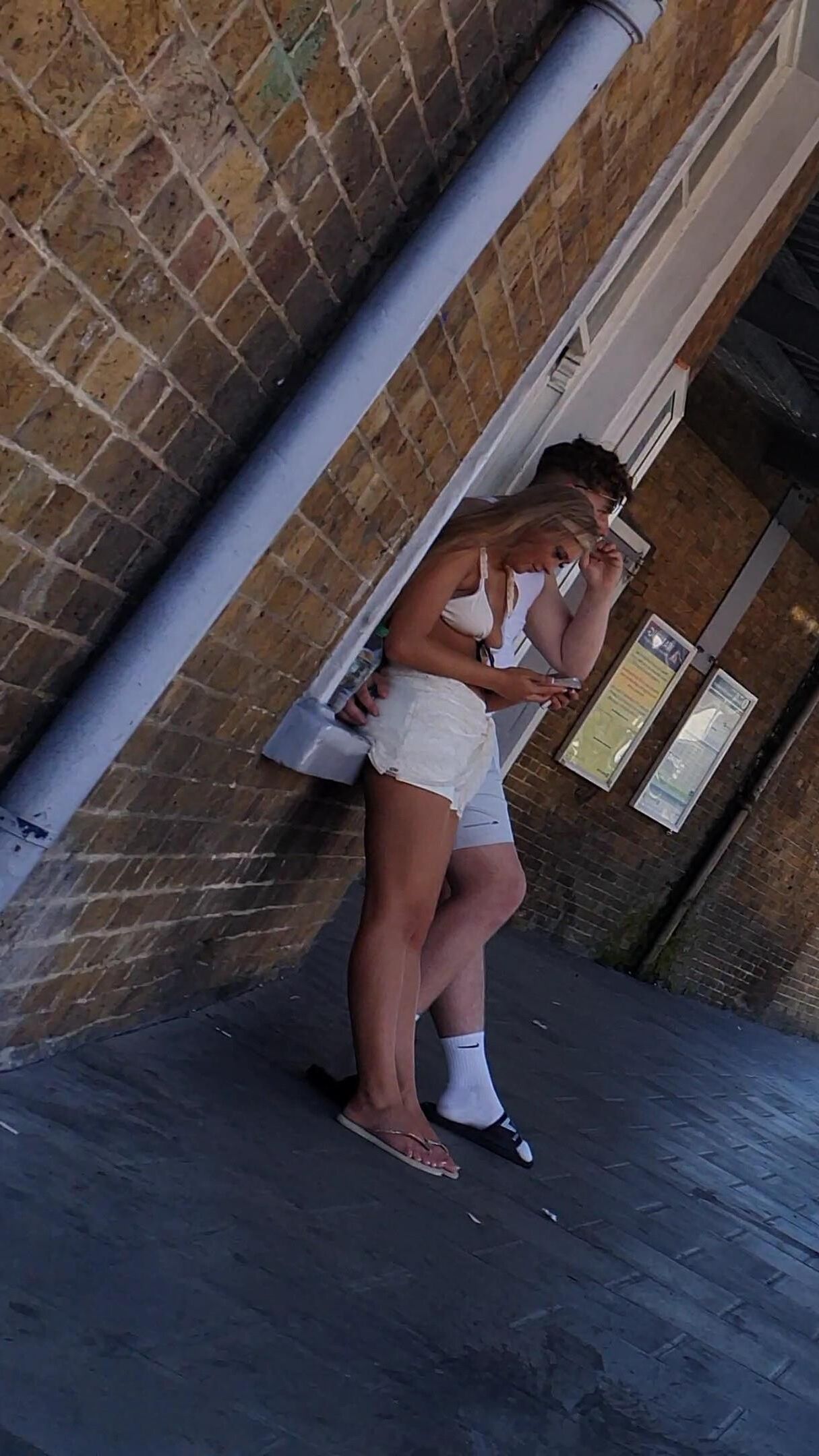 [Candide] les jambes et les pieds adolescents blonds chav