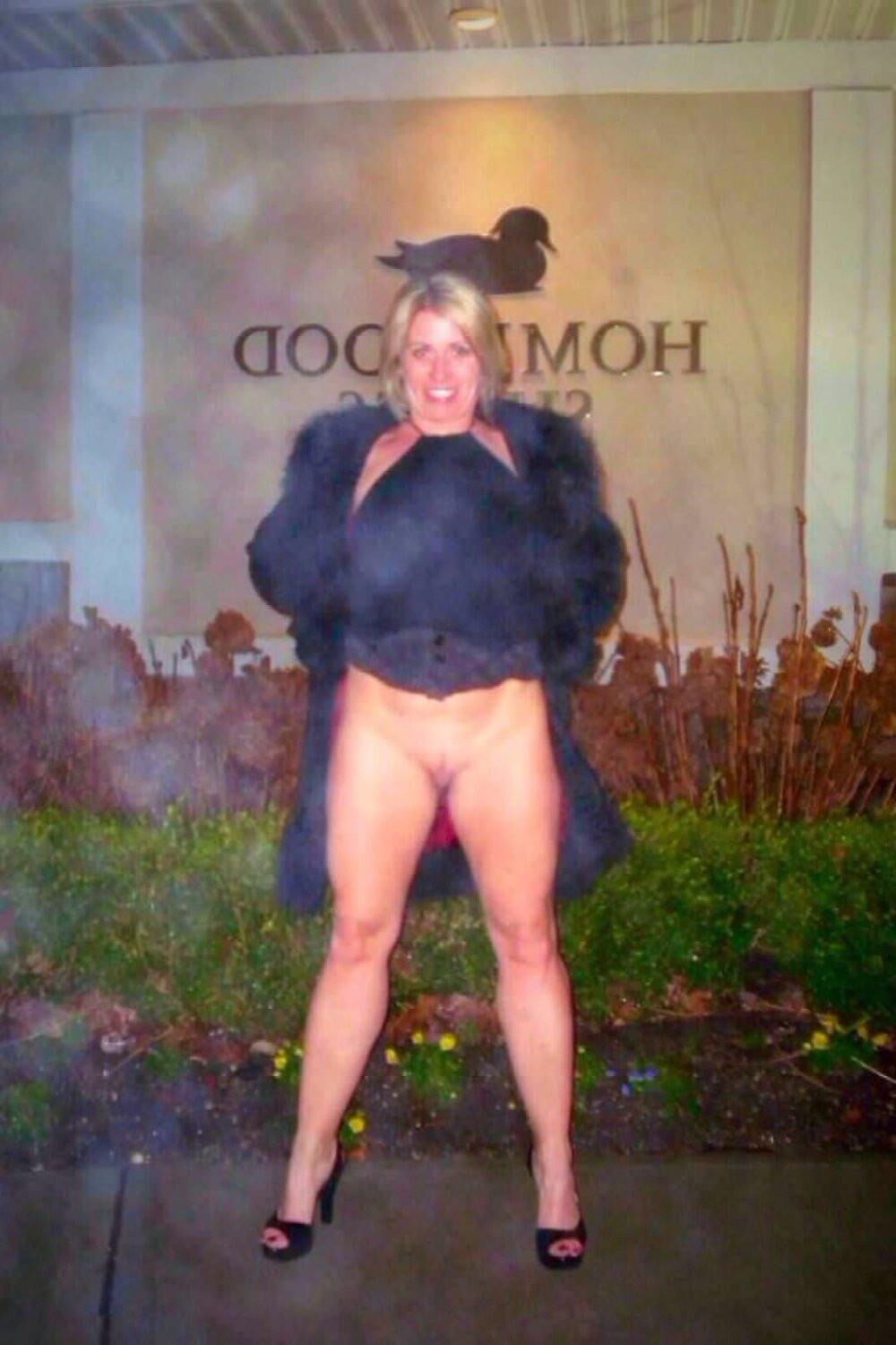 Sexy mature MILF loves to spread her pussy
