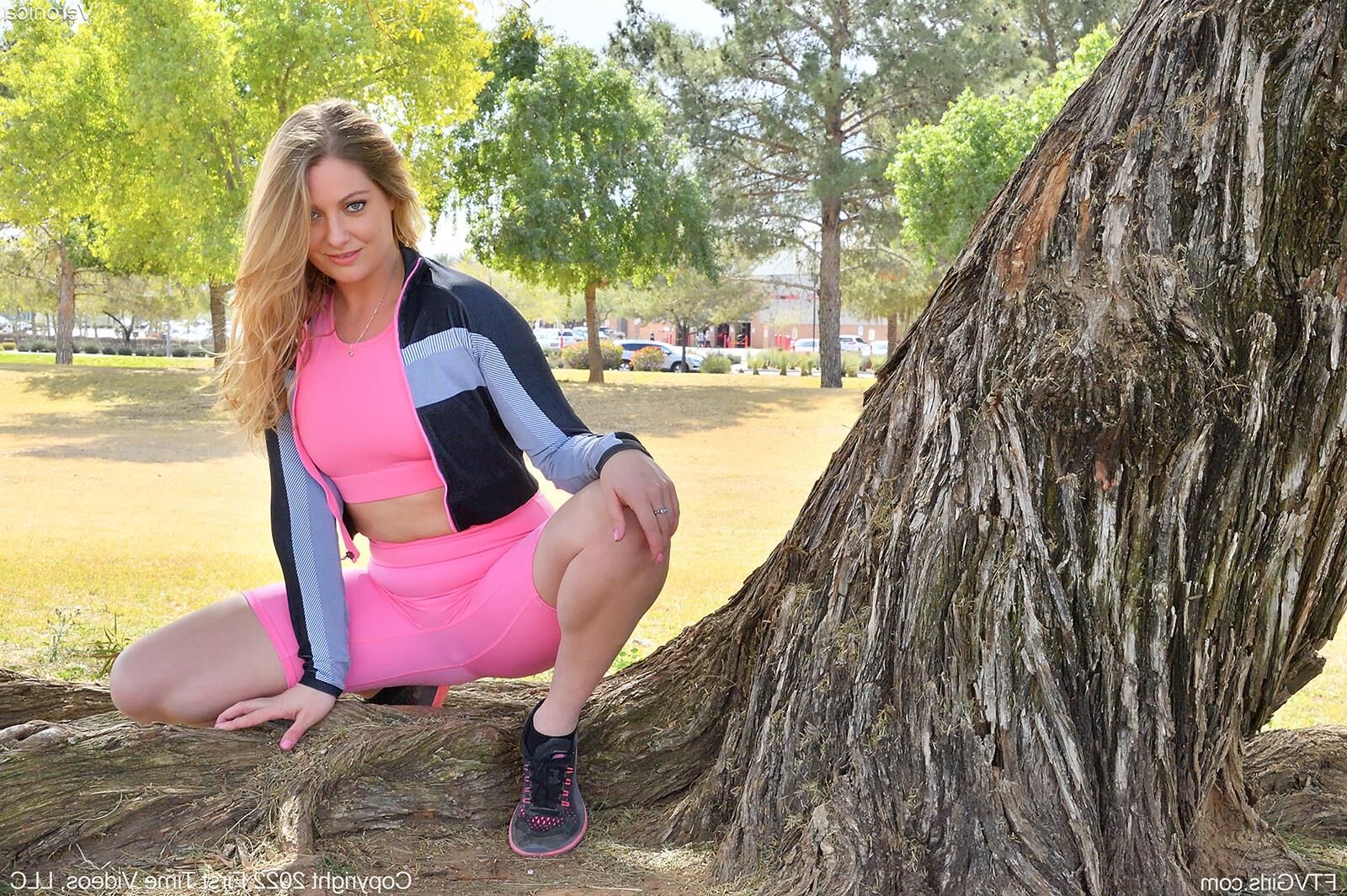 Veronica Blond, sportif, étourdissant