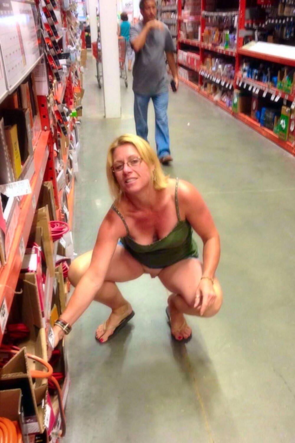 Sexy mature MILF loves to spread her pussy