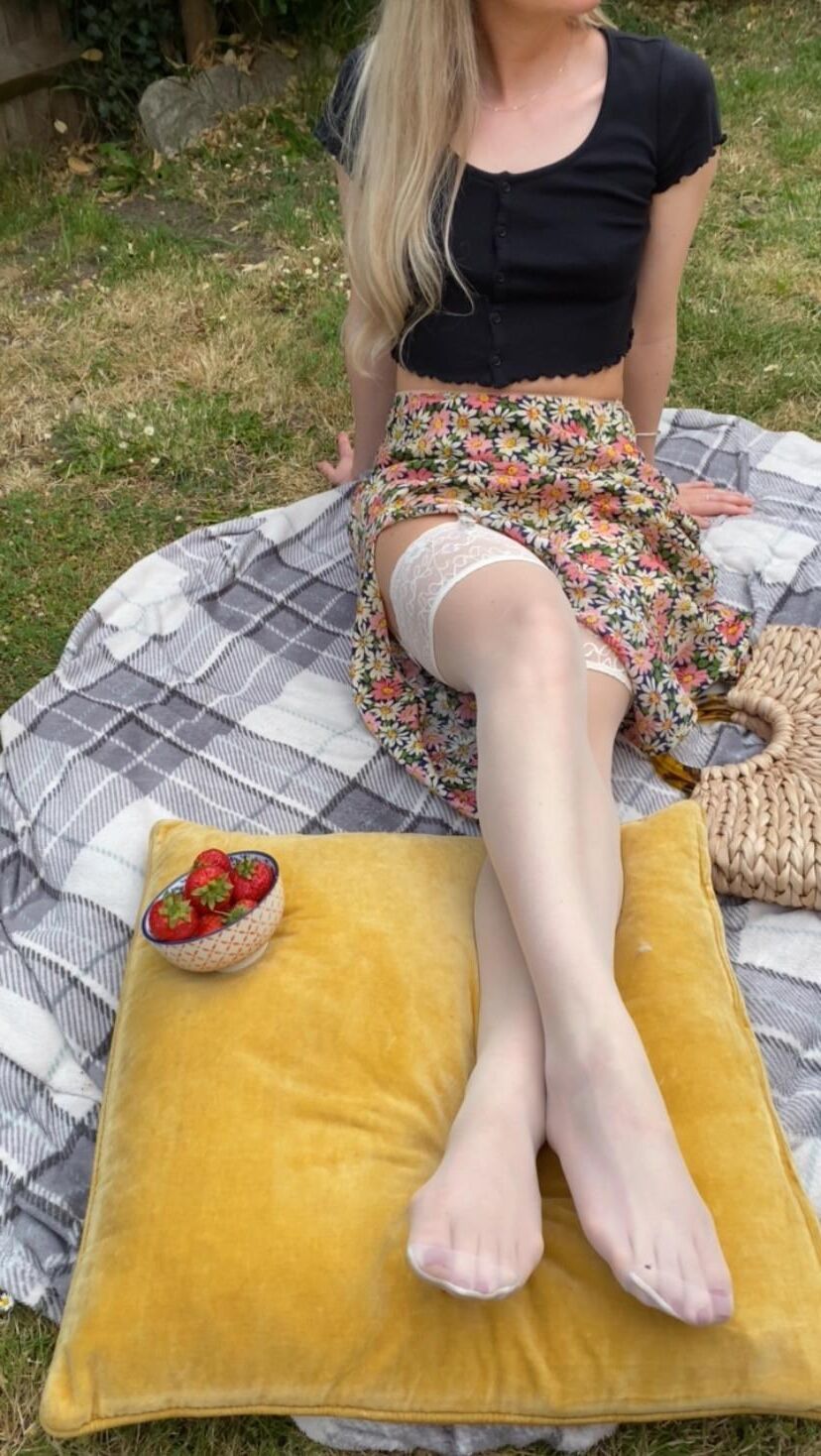 アリスはホールドアップを着ています