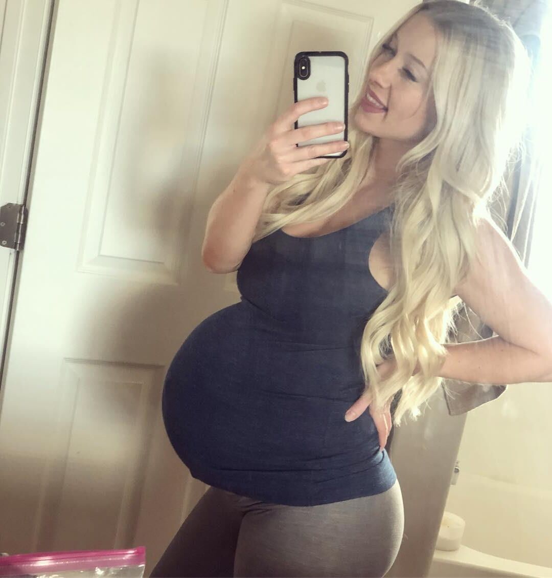 Loira grávida impressionante