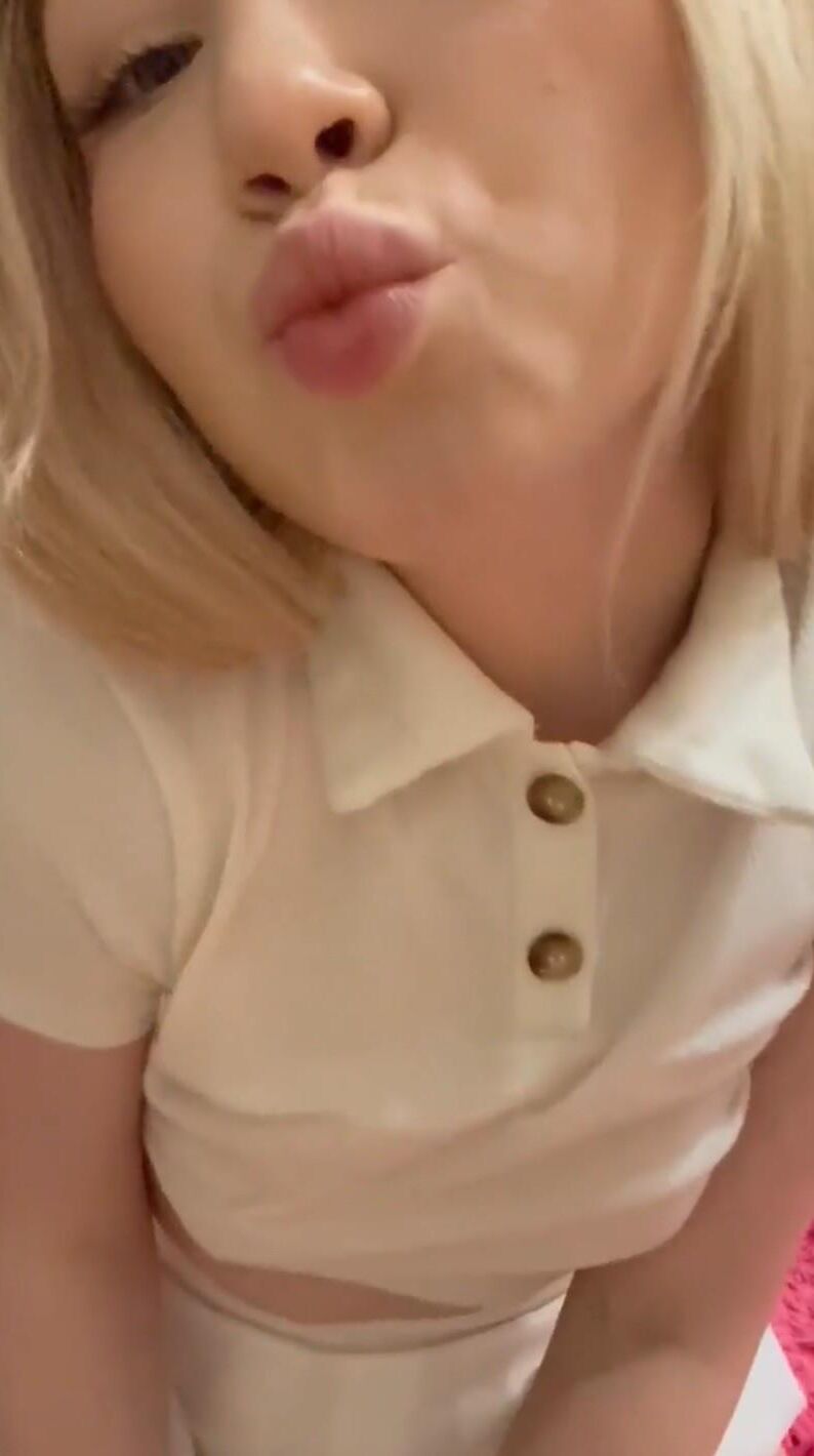 この細い、金髪の、平らな女の子