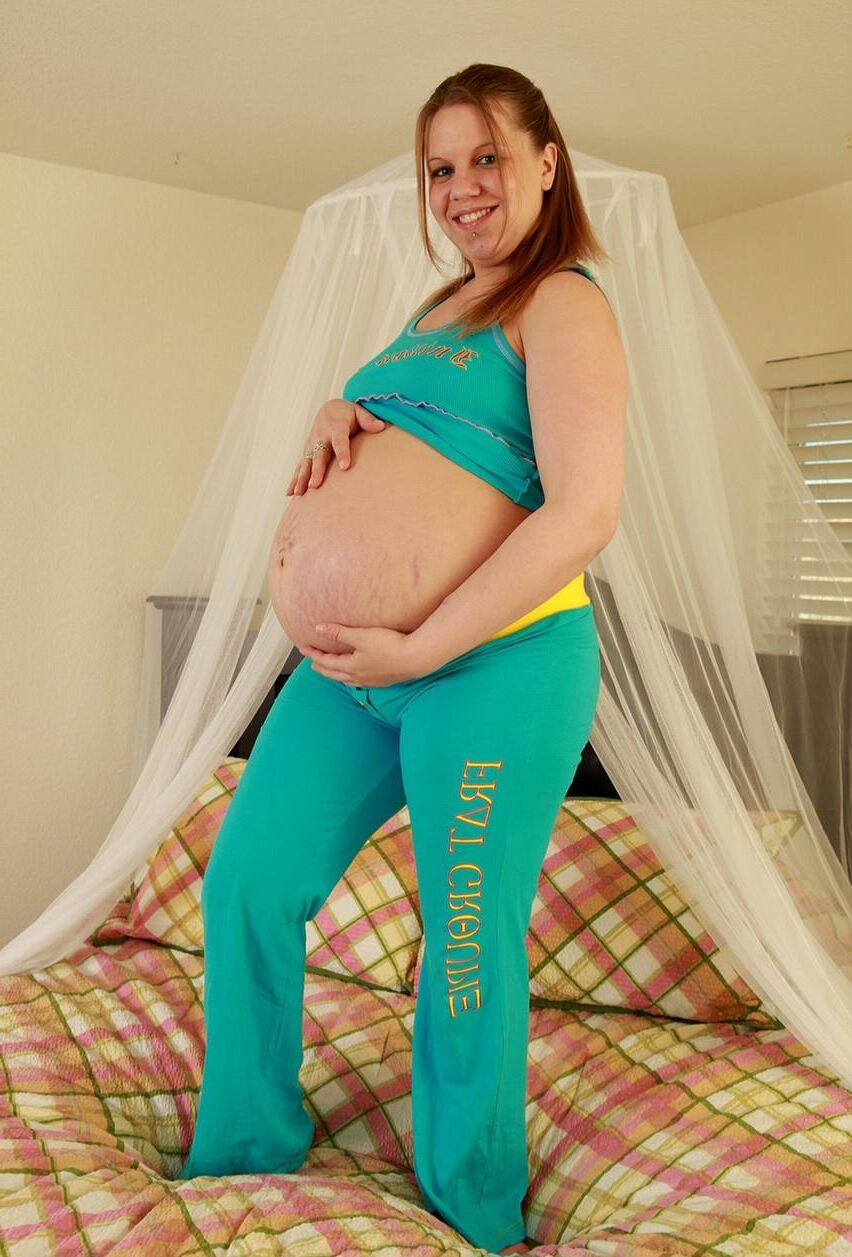 Teen blonde épaisse poilue enceinte avec de minuscules seins anastasia