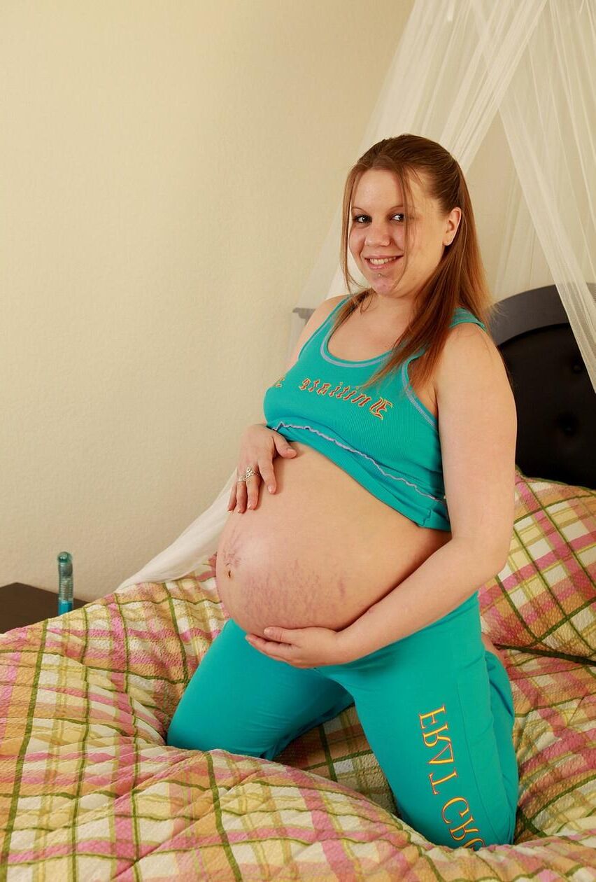 Teen blonde épaisse poilue enceinte avec de minuscules seins anastasia