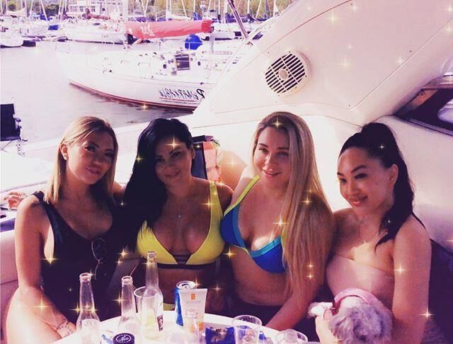 Kelly Miss Solids Ready To Take On Bikinis & Thongs