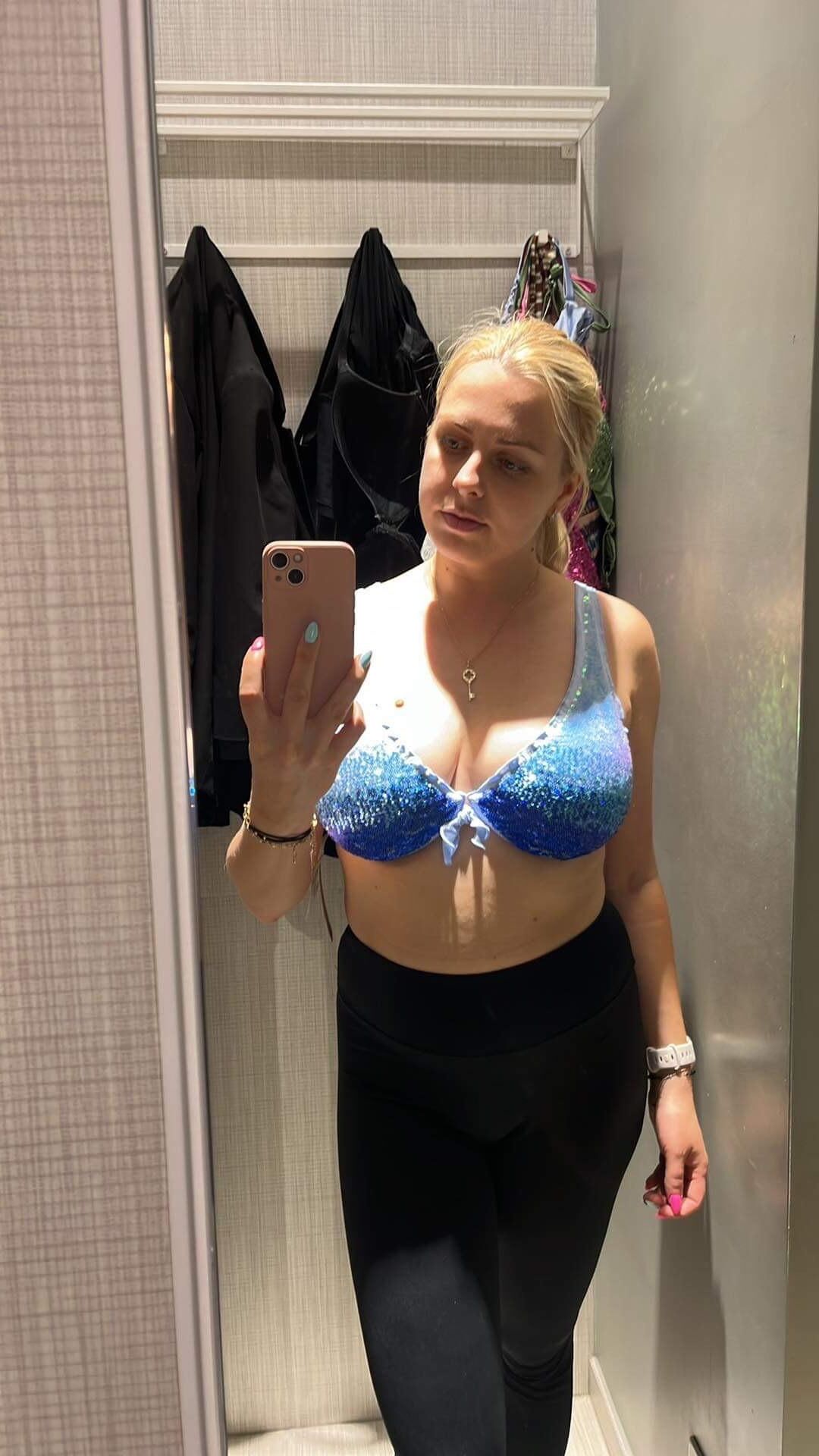Rubia sexy con grandes tetas