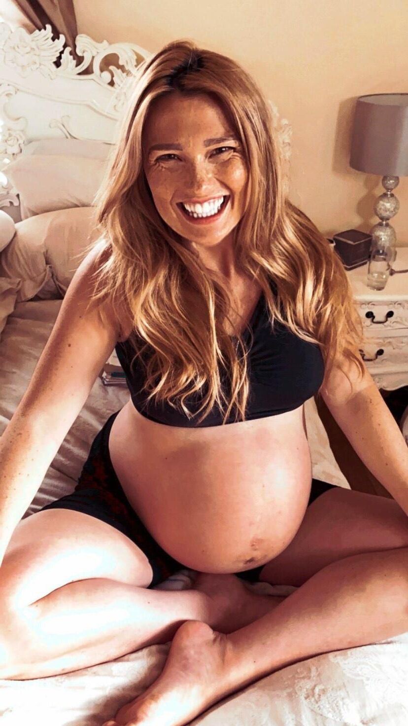 Superbe blonde enceinte