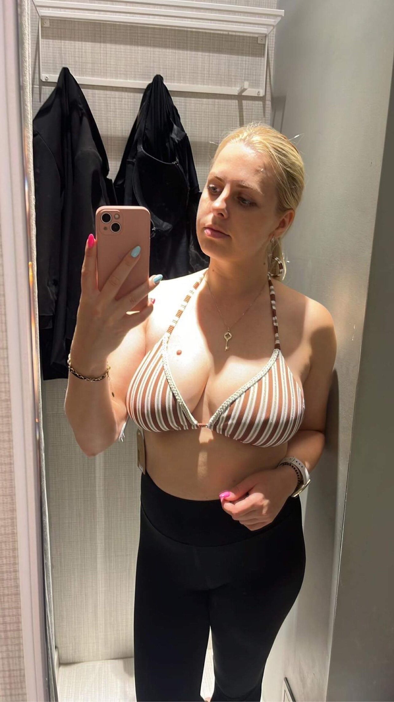 Rubia sexy con grandes tetas