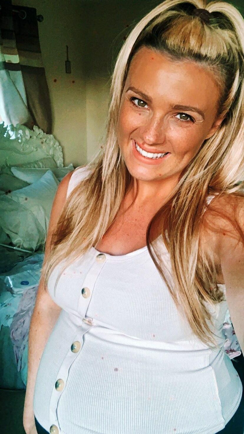 Superbe blonde enceinte