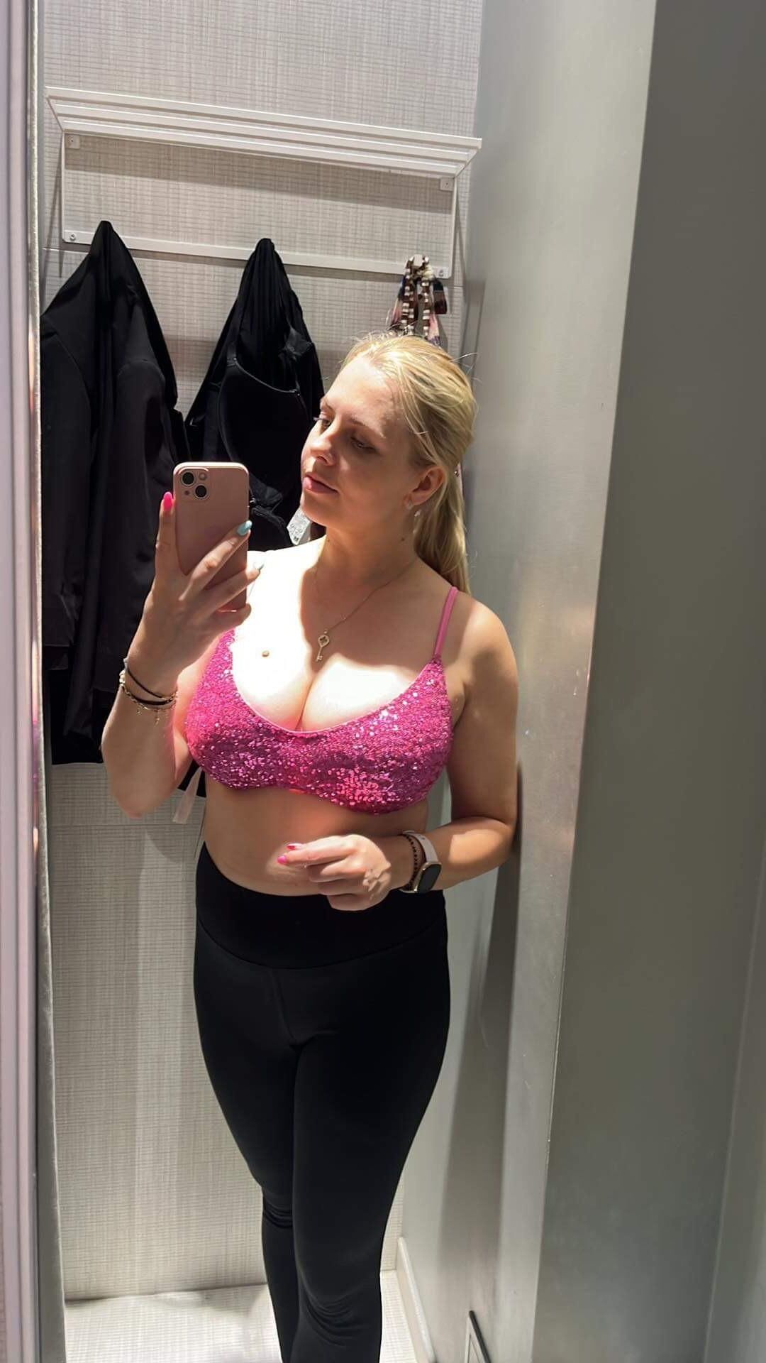 Rubia sexy con grandes tetas