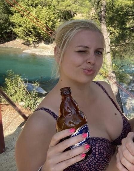 Rubia sexy con grandes tetas