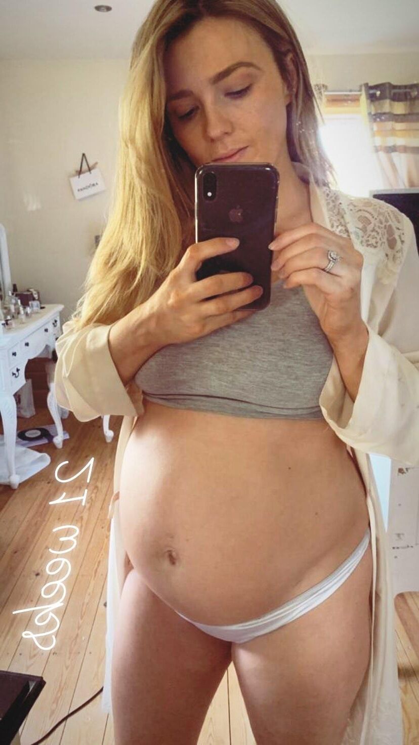 Superbe blonde enceinte