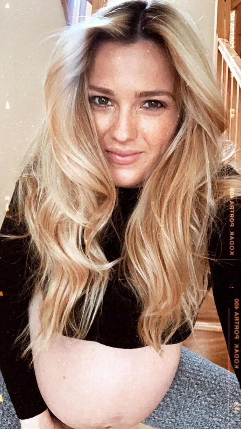 Superbe blonde enceinte