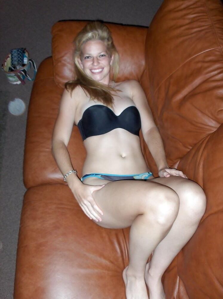 Blonde posant