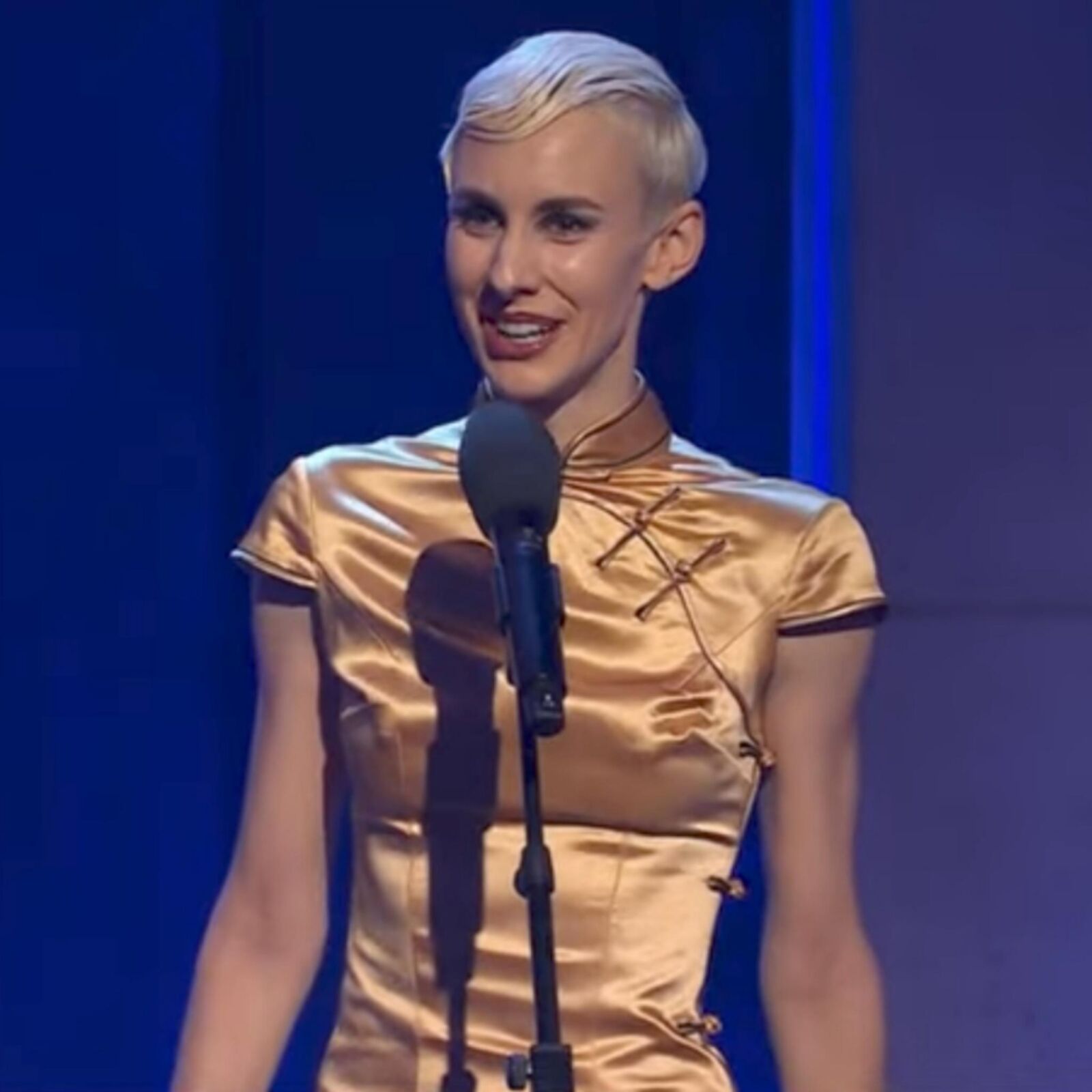 Lisa E. Geile Duerre Oesi Ficke Im Golden Satinkleid!