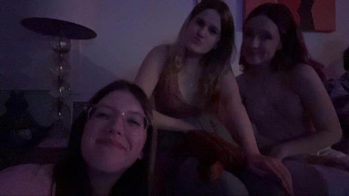 yo blonde slut Syd loves taking selfies