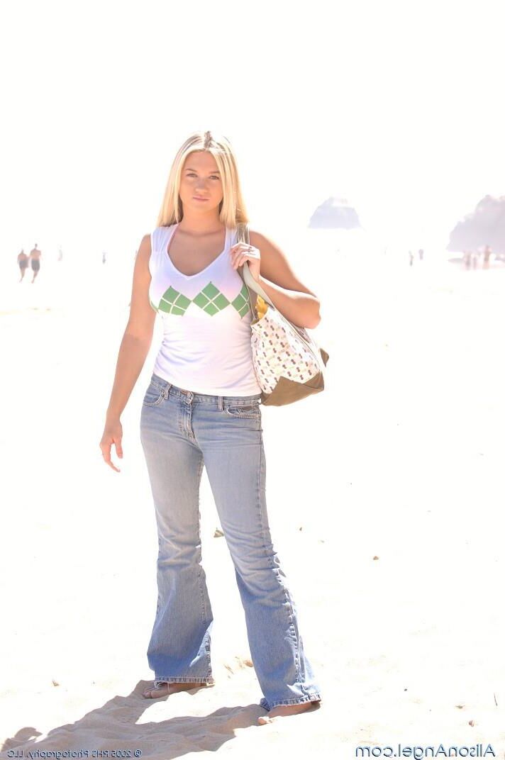 Alison Angel Blonde, tetas y playa